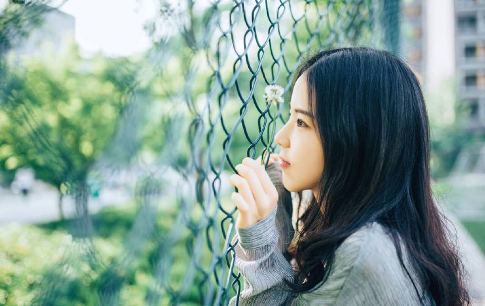 爱情如果不落到穿衣吃饭睡觉数钱这些实实在在的生活中去，是不会长久的。真正的爱情，就是不紧张，就是可以在他面前无所顾忌地打嗝放屁挖耳朵流鼻涕；真正爱你的人，就是那个你可以不洗脸不梳头不化妆见到的那个人。